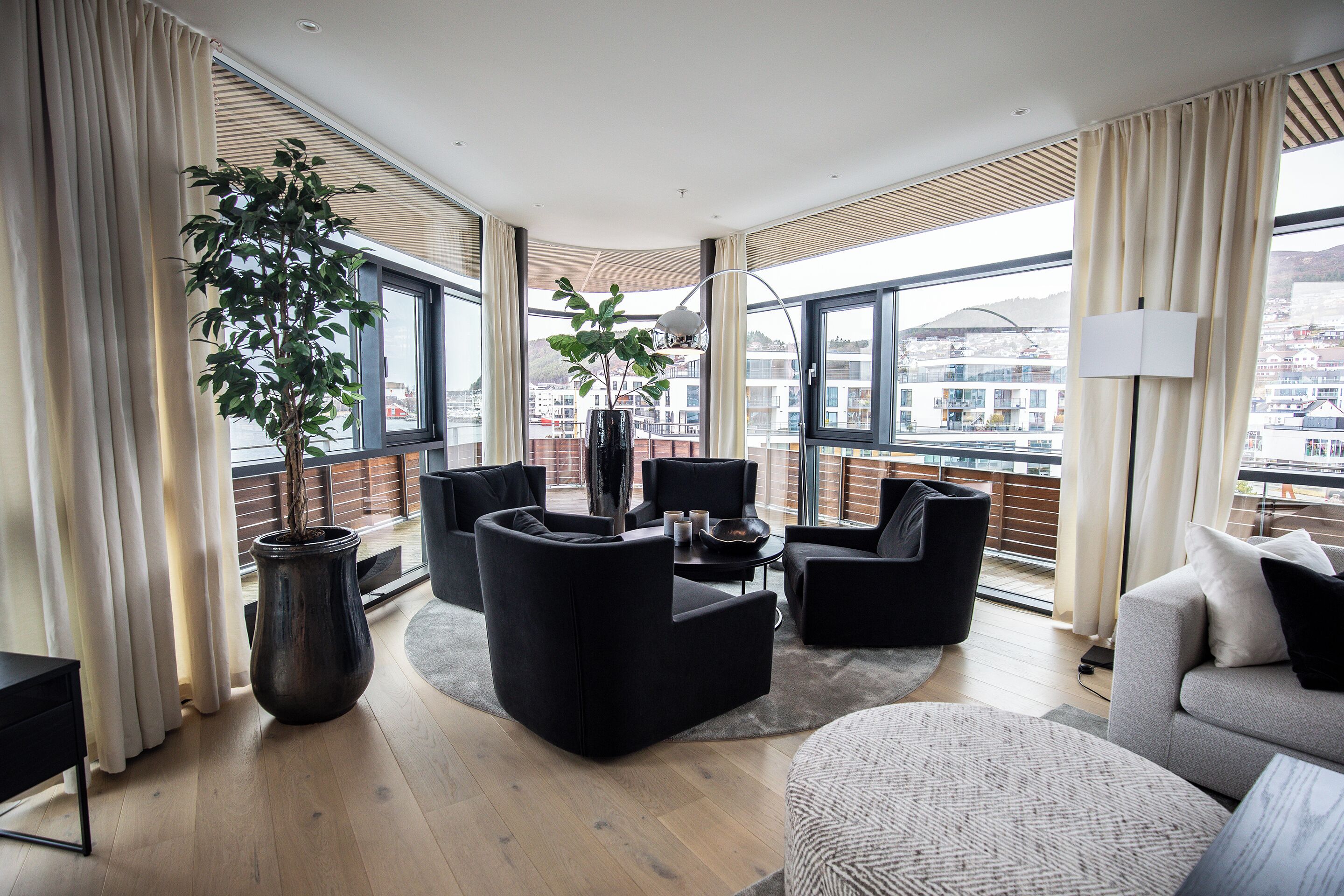 suite, 1 double bed, non smoking | desk, iron/ironing board, free wifi, bed sheets