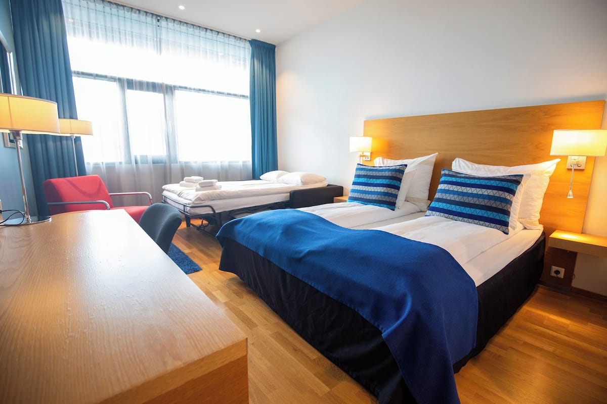 Familiekamer, 1 tweepersoonsbed met slaapbank, niet-roken | Een bureau, een strijkplank/strijkijzer, gratis wifi, beddengoed