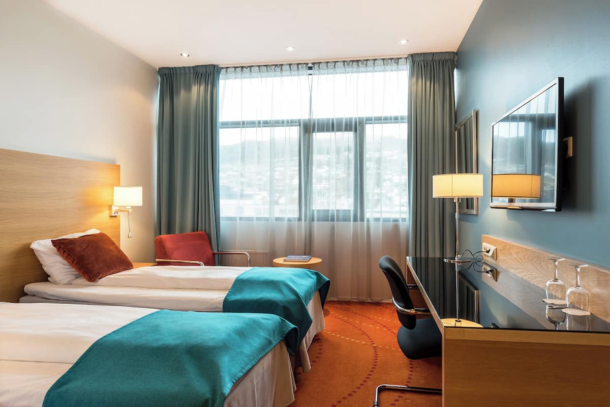Standaard kamer, 2 eenpersoonsbedden, niet-roken | Een bureau, een strijkplank/strijkijzer, gratis wifi, beddengoed