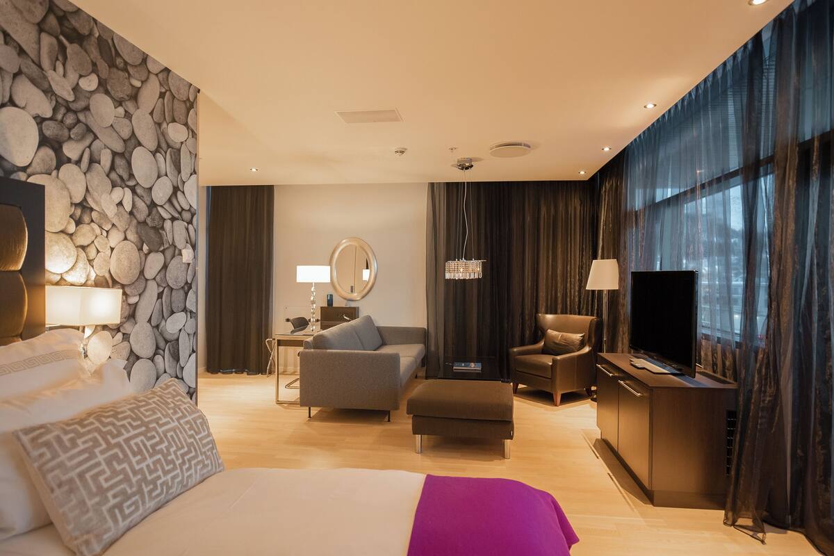 suite, non smoking (king) | desk, iron/ironing board, free wifi, bed sheets