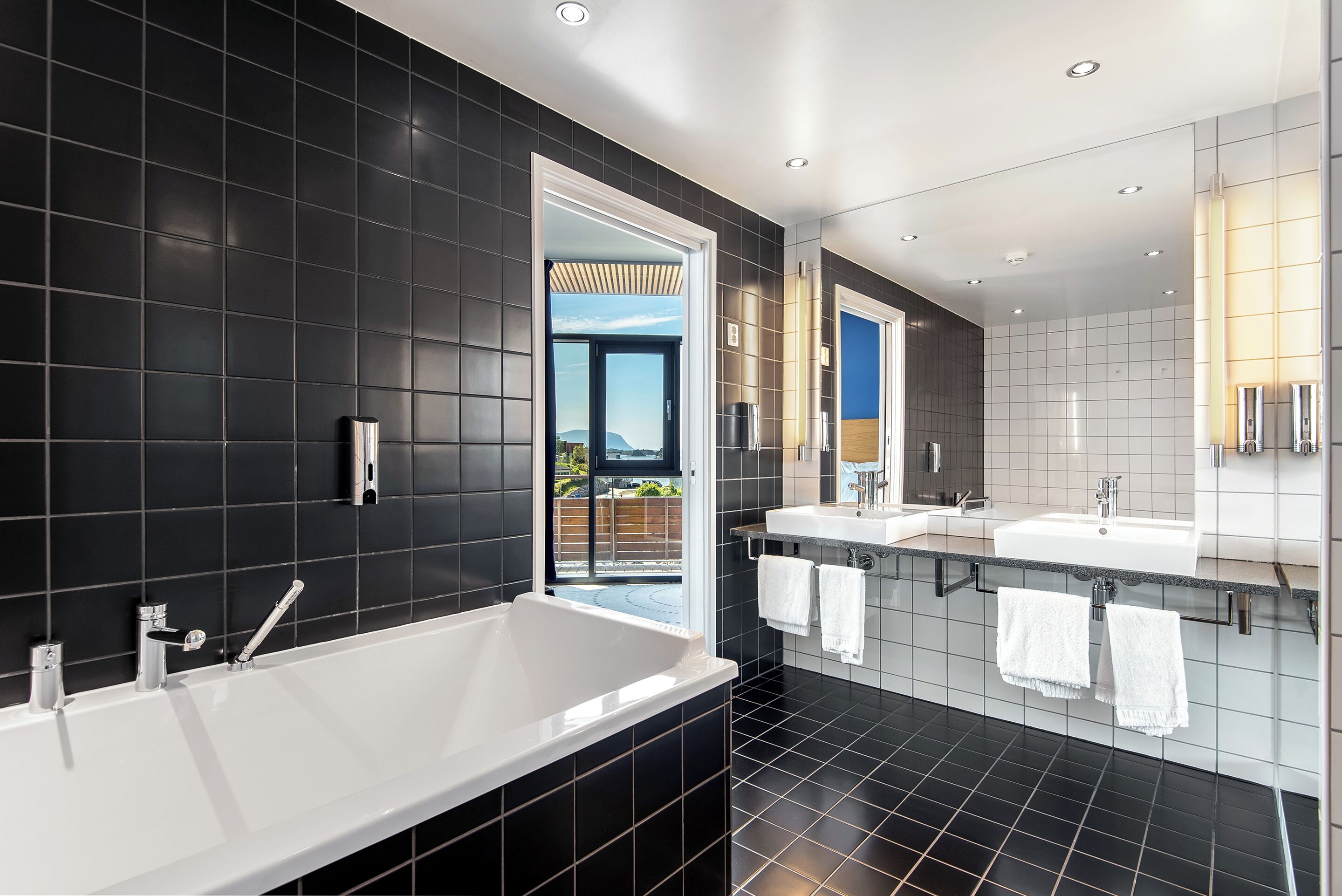 suite, 1 double bed, non smoking | bathroom | hair dryer, towels