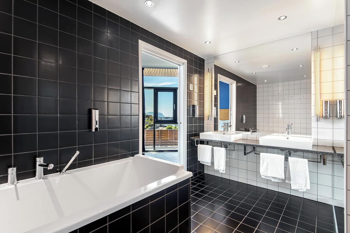 suite, 1 double bed, non smoking | bathroom | hair dryer, towels