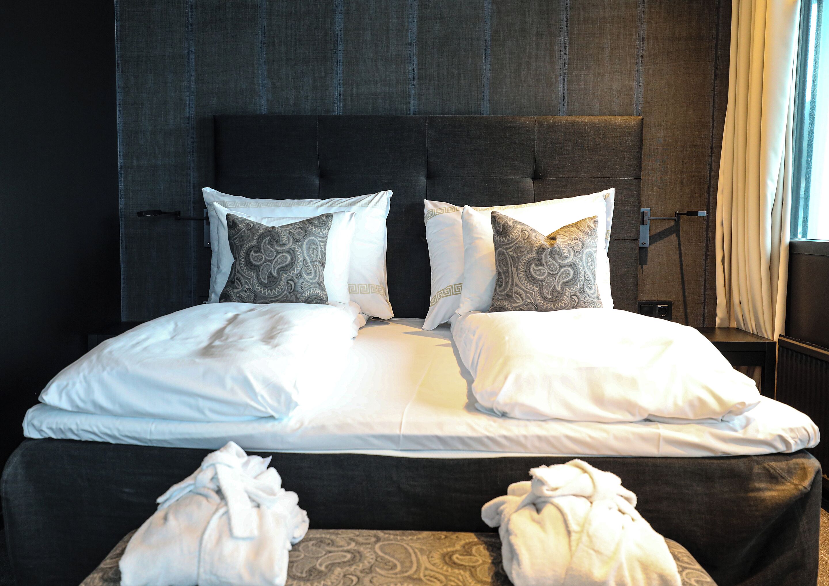 suite, 1 double bed, non smoking | desk, iron/ironing board, free wifi, bed sheets