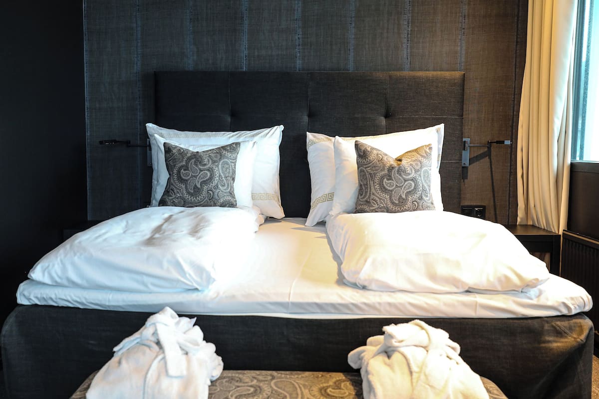 suite, 1 double bed, non smoking | desk, iron/ironing board, free wifi, bed sheets