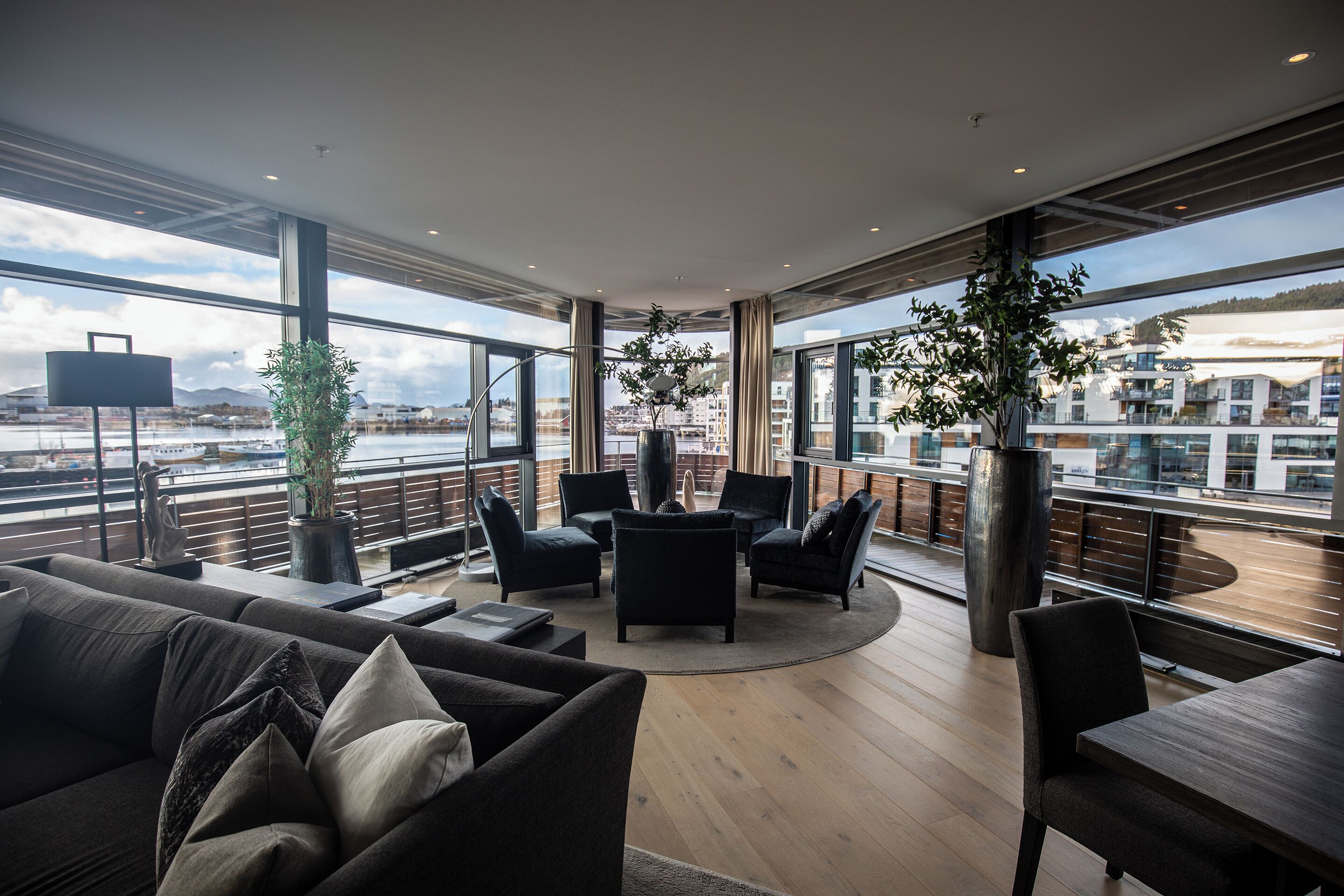 suite, 1 double bed, non smoking | desk, iron/ironing board, free wifi, bed sheets