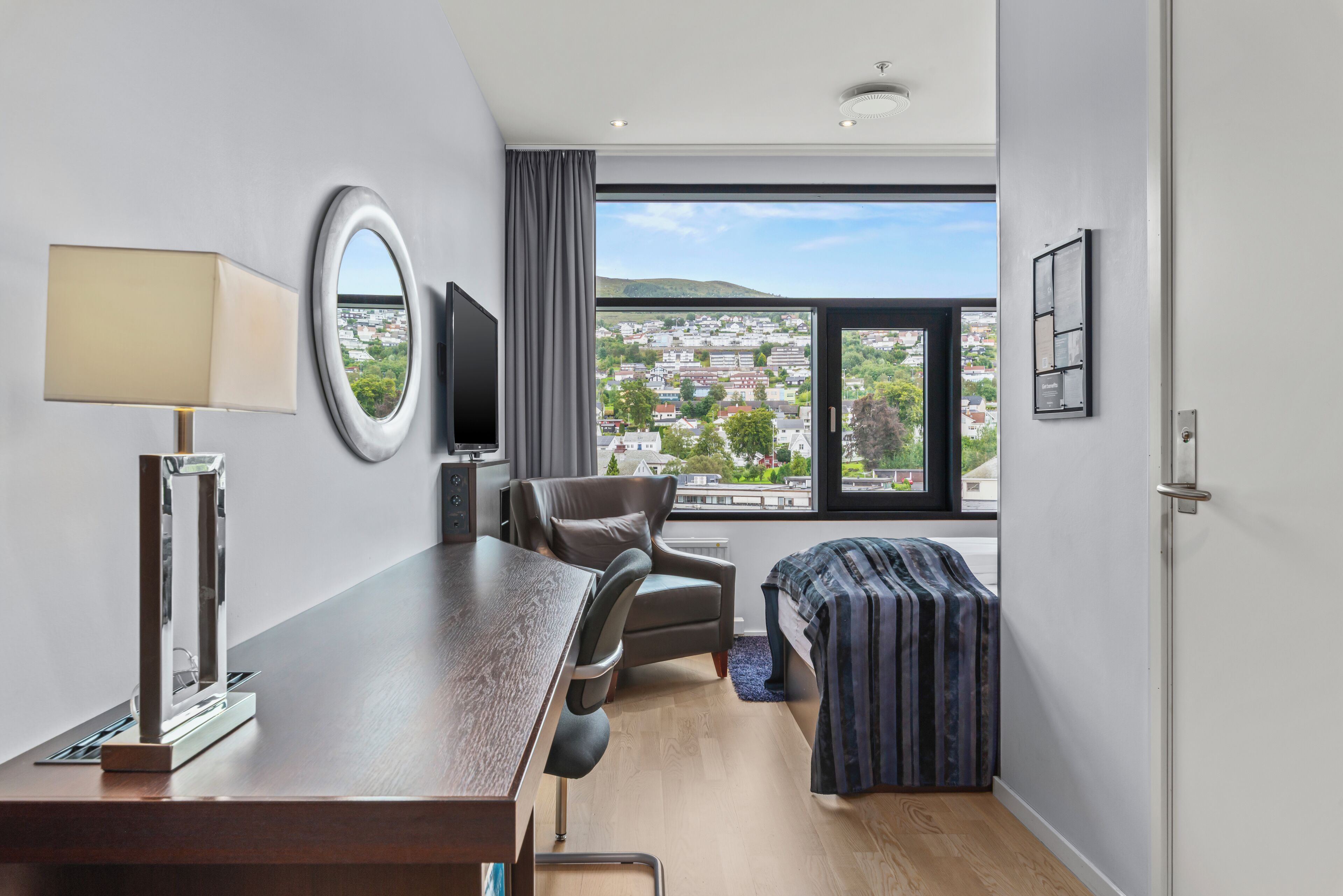 Escritorio y espacio para trabajar con laptop 