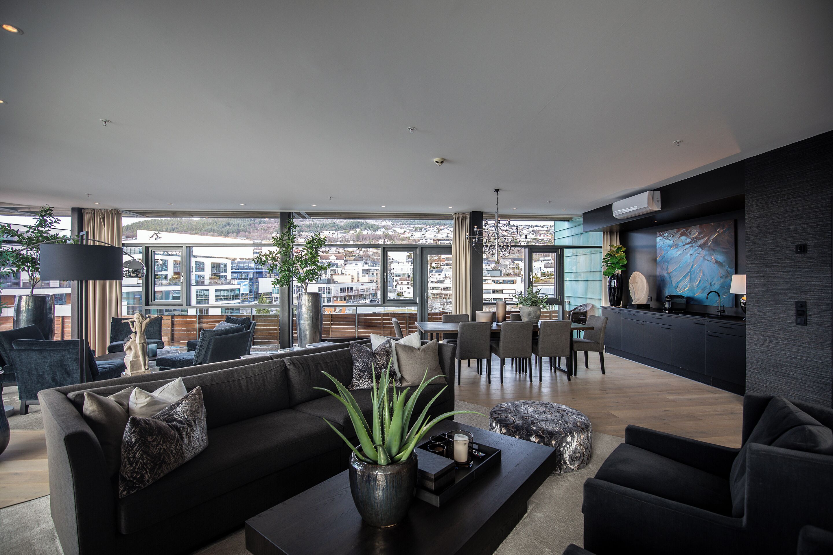 suite, 1 double bed, non smoking | desk, iron/ironing board, free wifi, bed sheets