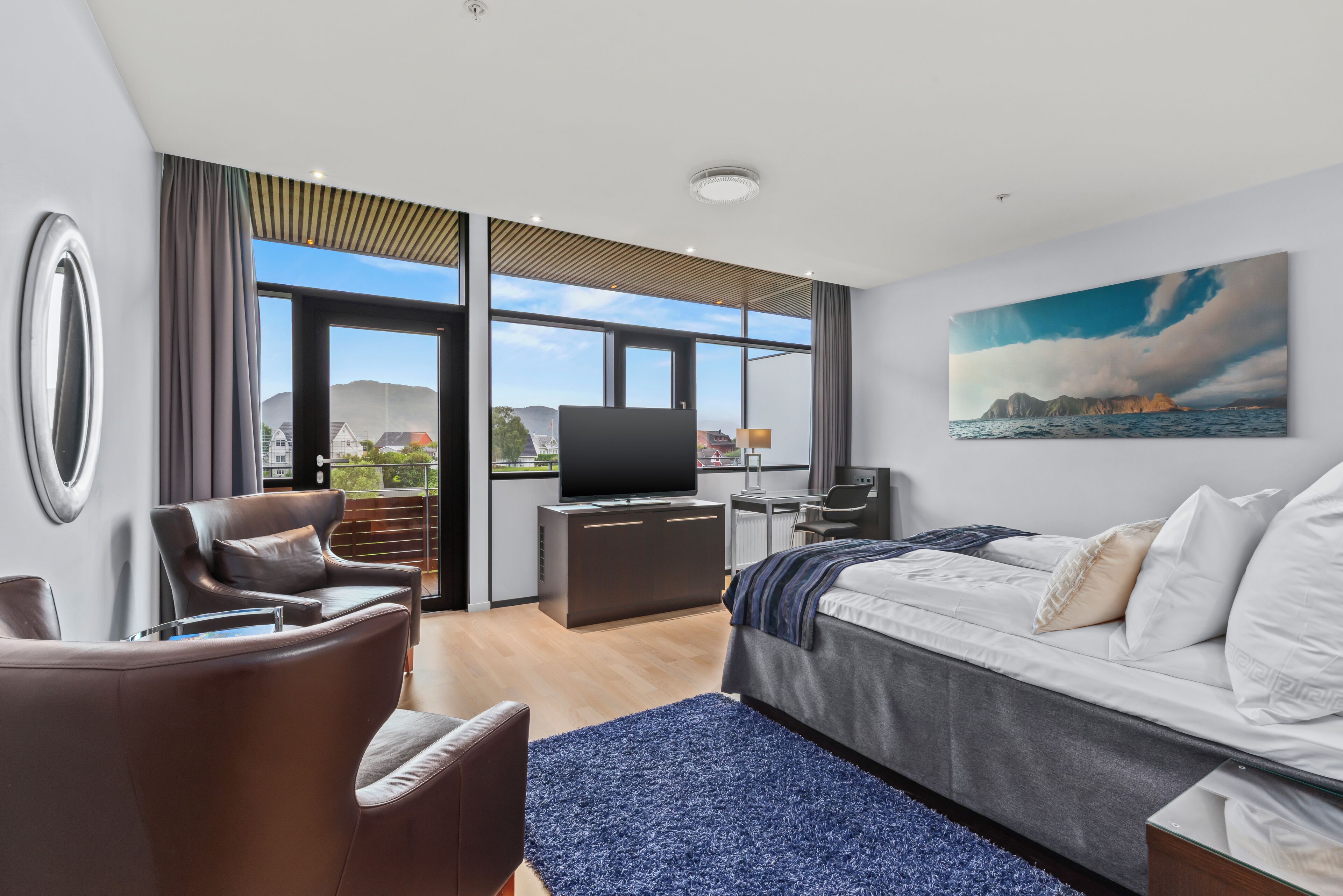 Escritorio y espacio para trabajar con laptop 