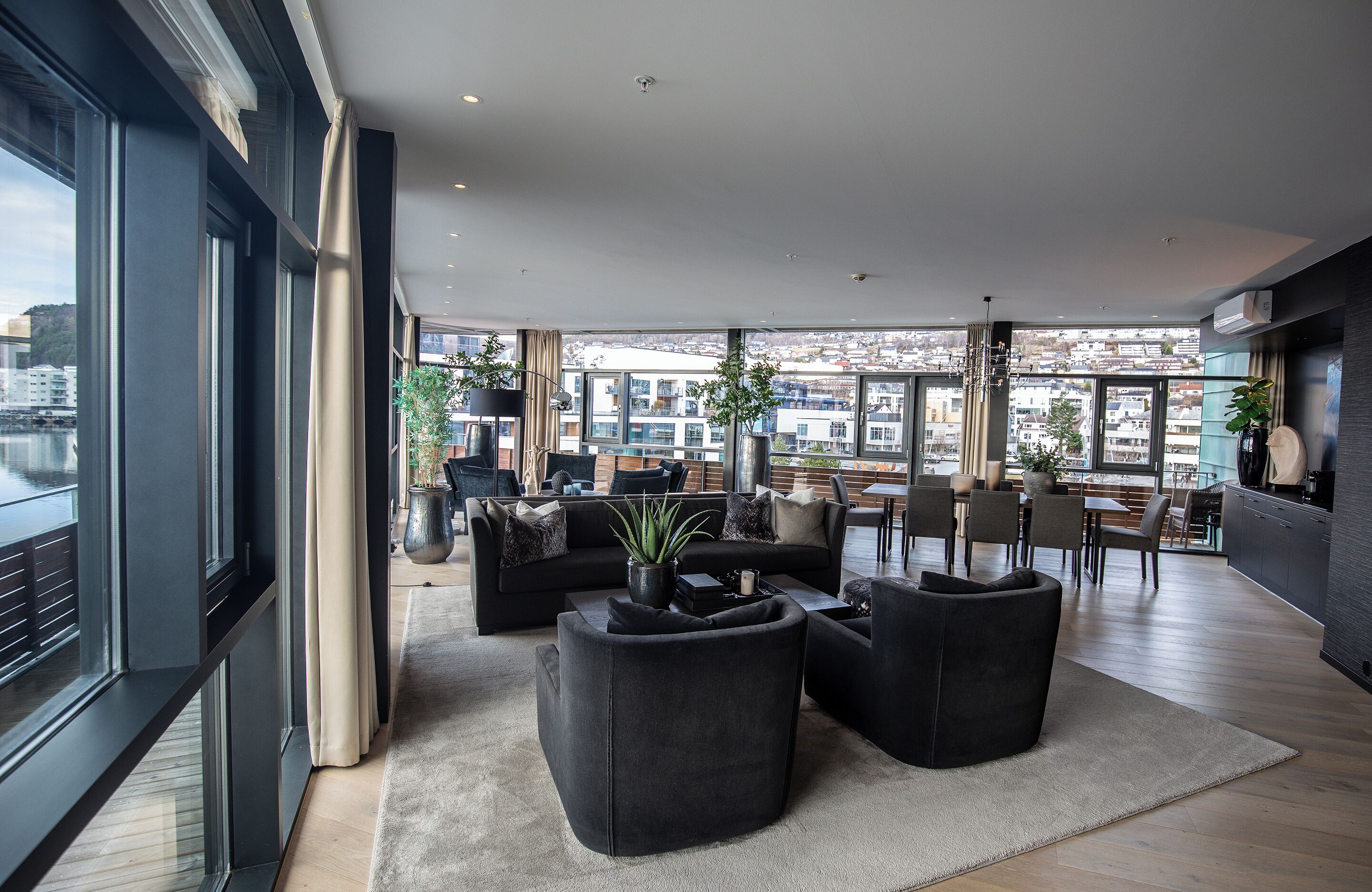 Escritorio y espacio para trabajar con laptop 