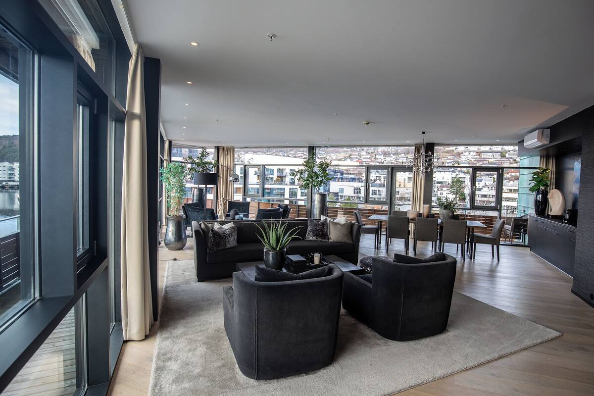 Suite, 1 Double Bed, Non Smoking | Desk, laptop workspace, iron/ironing board, WiFi (free)