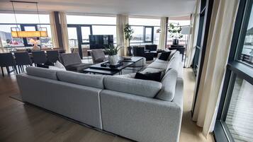 Suite, 1 Double Bed, Non Smoking | Living area | Flat-screen TV, pay films