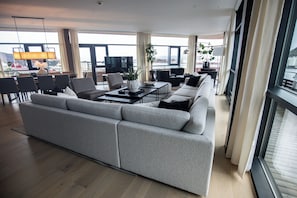 Suite, 1 cama doble, no fumadores | Zona de estar | Una televisión de pantalla plana, películas de pago