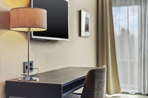 Escritorio, tabla de planchar con plancha, wifi gratis y ropa de cama 