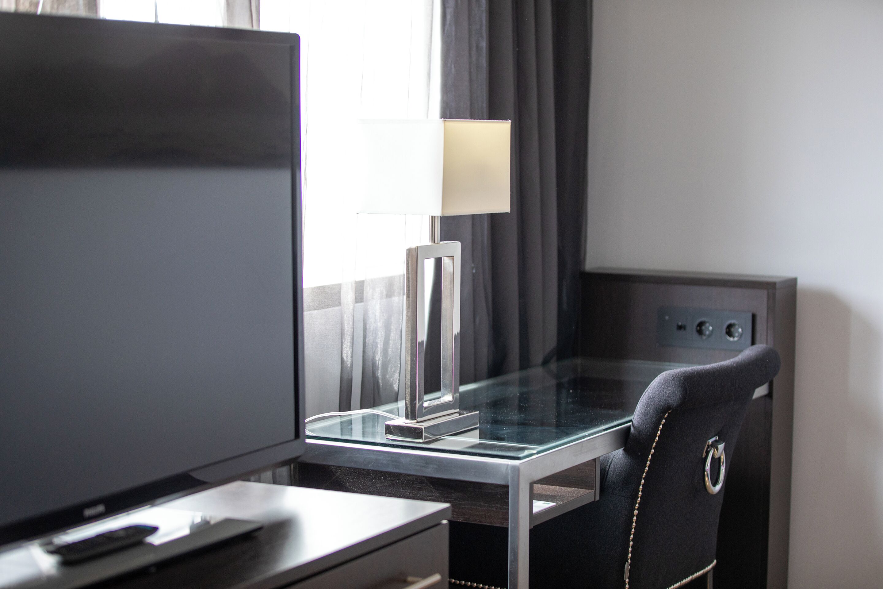 deluxe room, 1 double bed, non smoking | desk, iron/ironing board, free wifi, bed sheets