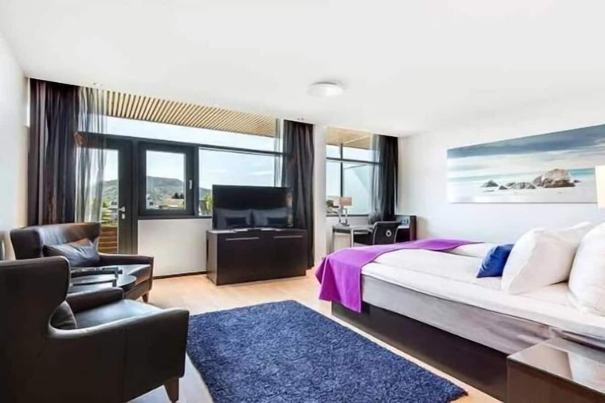 Een bureau, een strijkplank/strijkijzer, gratis wifi, beddengoed