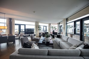 Suite, 1 Double Bed, Non Smoking | Desk, iron/ironing board, free WiFi, bed sheets