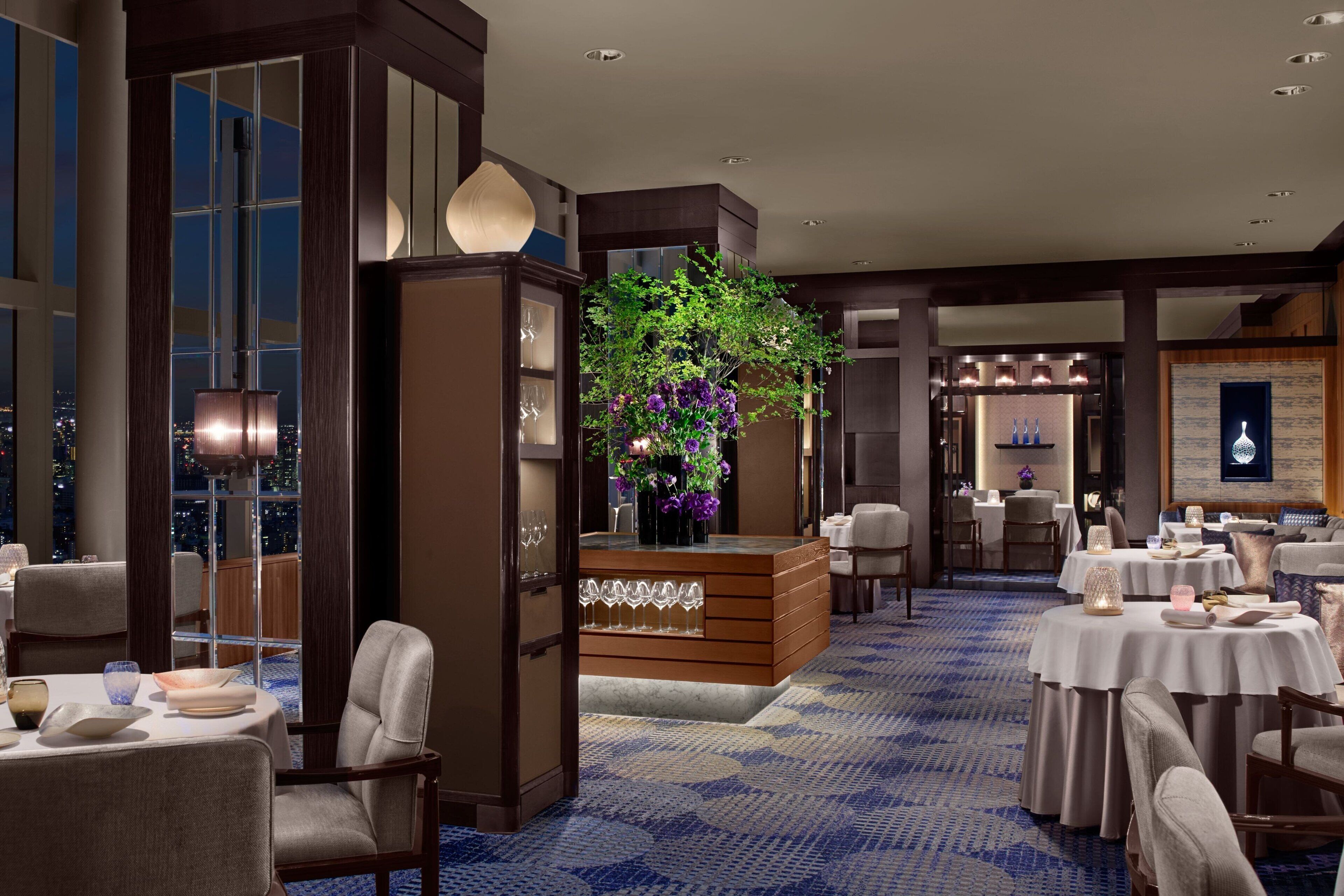 3 restaurants, breakfast, lunch, dinner served; french cuisine