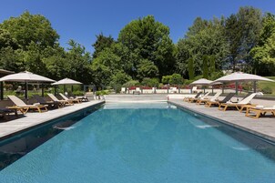 Piscina externa, funciona das 7h às 22h, espreguiçadeiras