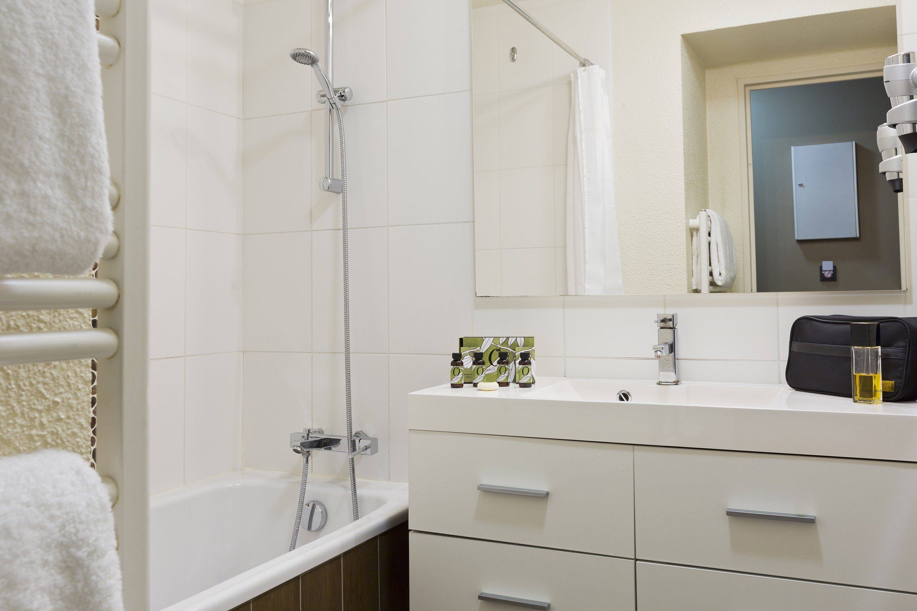 Un baño con bañera, ducha, lavabo y espejo.