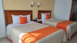 Comfort kamer, 2 tweepersoonsbedden | Luxe beddengoed, een kluis op de kamer, een bureau