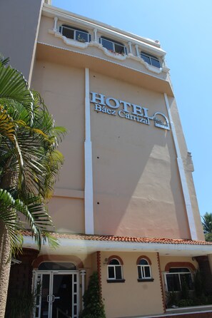 Een hotel met een groot bord waarop 