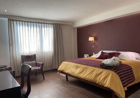 Deluxe Studio Suite, 1 King Bed | Down comforters, in-room safe, laptop workspace, free cribs/infant beds