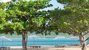 Udendørs pool, parasoller, liggestole