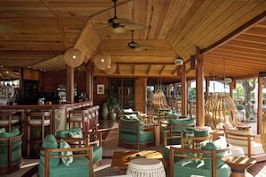 2 restaurants, breakfast served