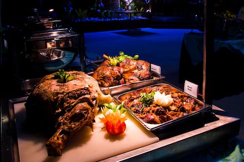 2 restaurants; breakfast, lunch, and dinner served