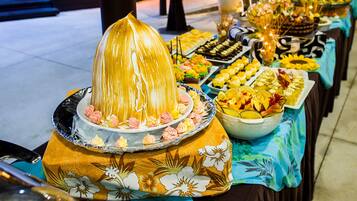 Una mesa de buffet con diferentes alimentos y una pieza central.