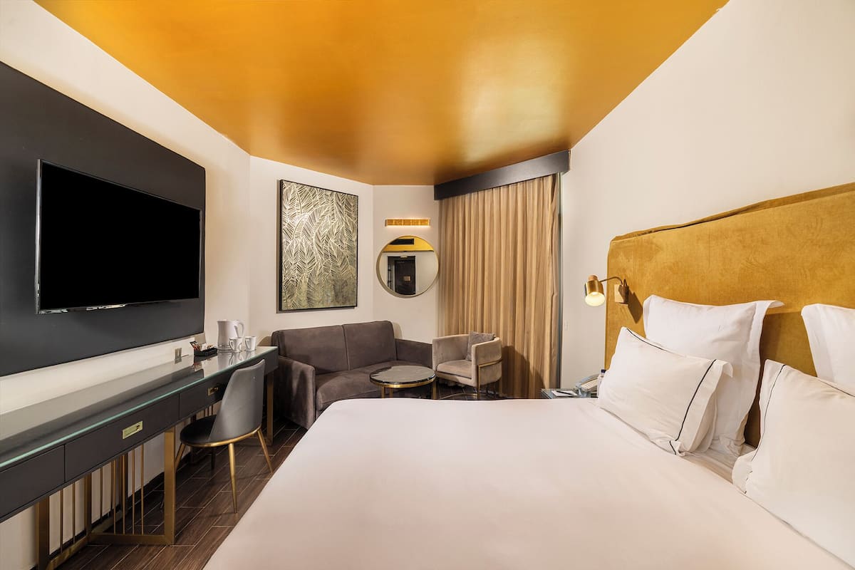 Phòng phong cách cổ điển | Minibar, két bảo mật tại phòng, bàn, phòng cách âm