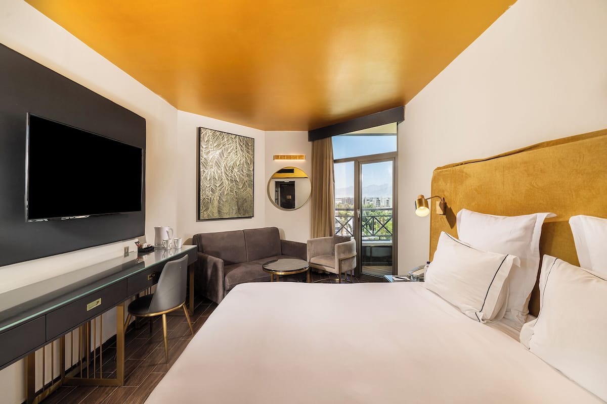 Phòng phong cách cổ điển, ban công, quang cảnh hồ bơi | Minibar, két bảo mật tại phòng, bàn, phòng cách âm
