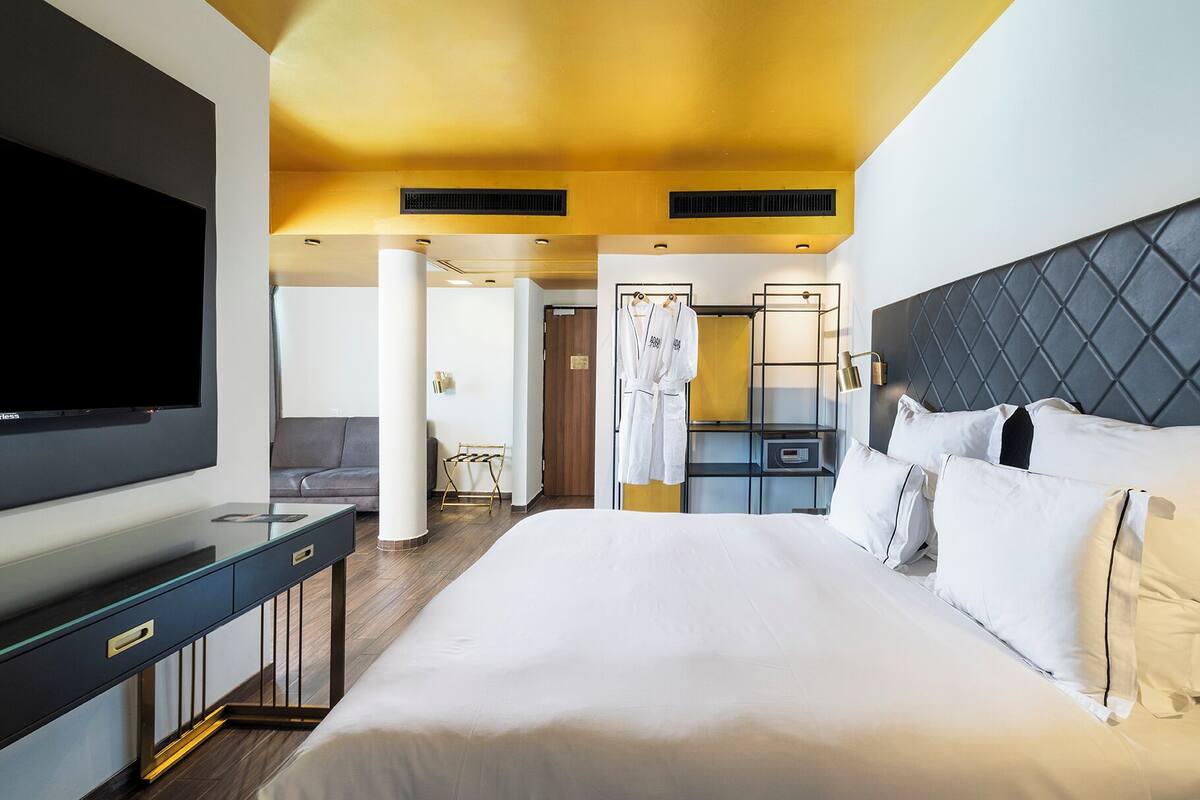 Phòng Suite Deluxe | Minibar, két bảo mật tại phòng, bàn, phòng cách âm 