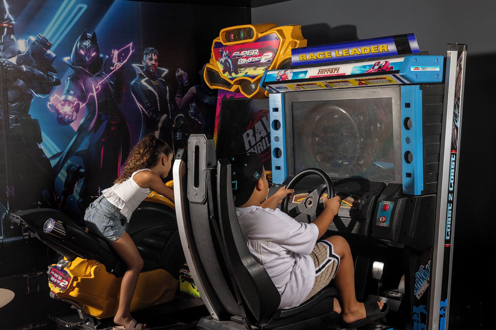Simulador de carreras con volante y una pantalla grande.