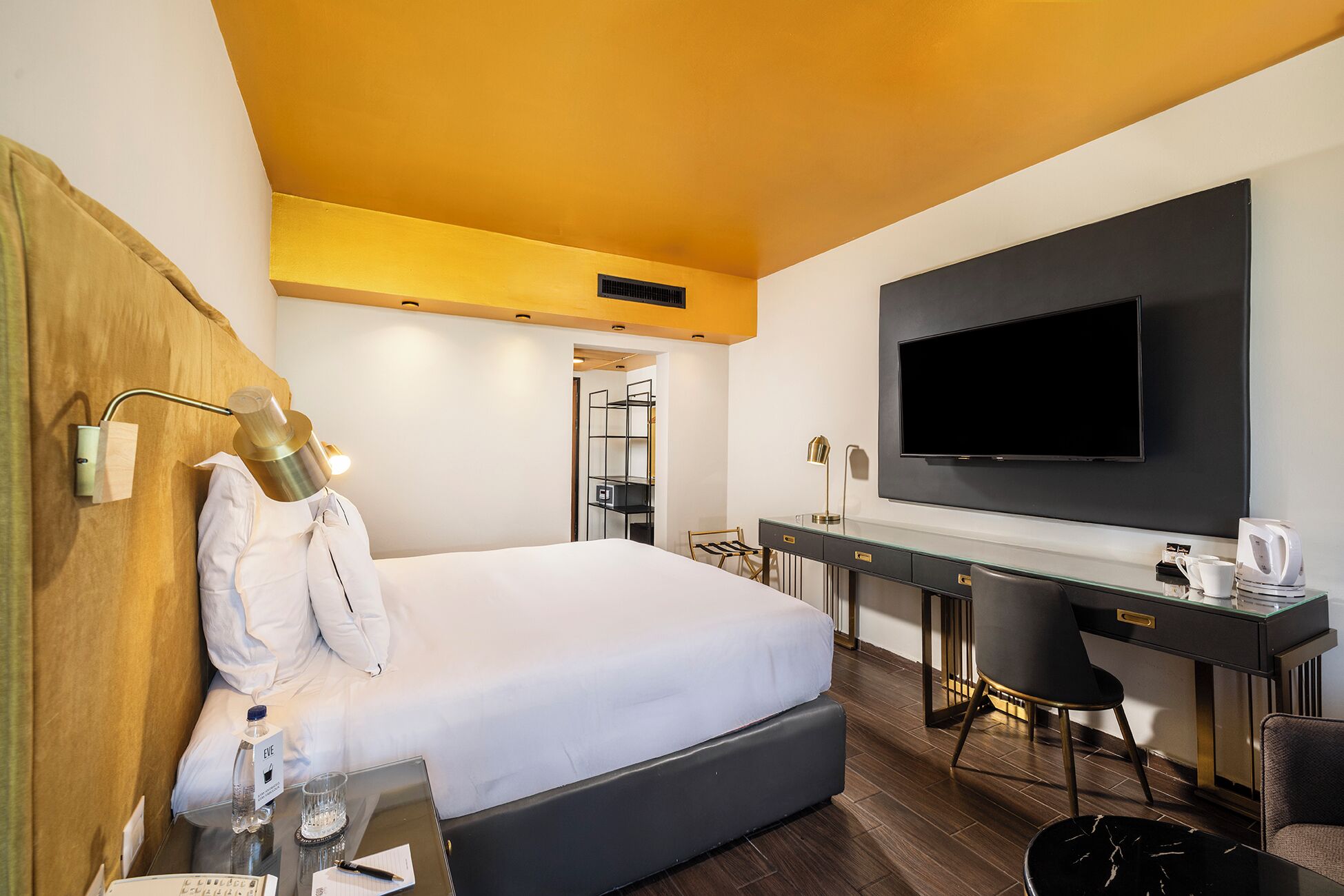 Une chambre d’hôtel avec un lit, un bureau et une télévision.