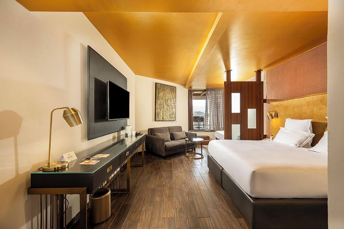 Phòng dành cho gia đình, hiên | Minibar, két bảo mật tại phòng, bàn, phòng cách âm 
