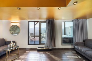 Suite Deluxe | Zona de estar | Una televisión LCD