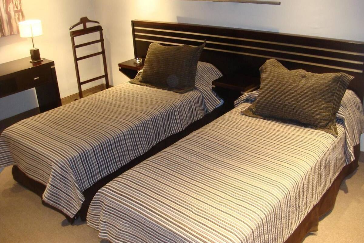 Quarto Casal Superior | Frigobar, cofres nos quartos, ferros/tábuas de passar roupa, berços