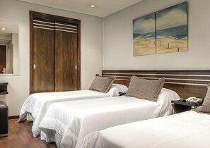 Minibar, caja fuerte, tabla de planchar con plancha y cunas