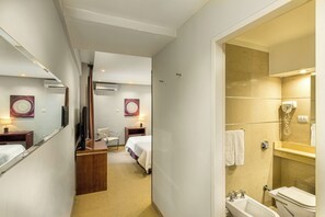 Combined shower/bathtub, free toiletries