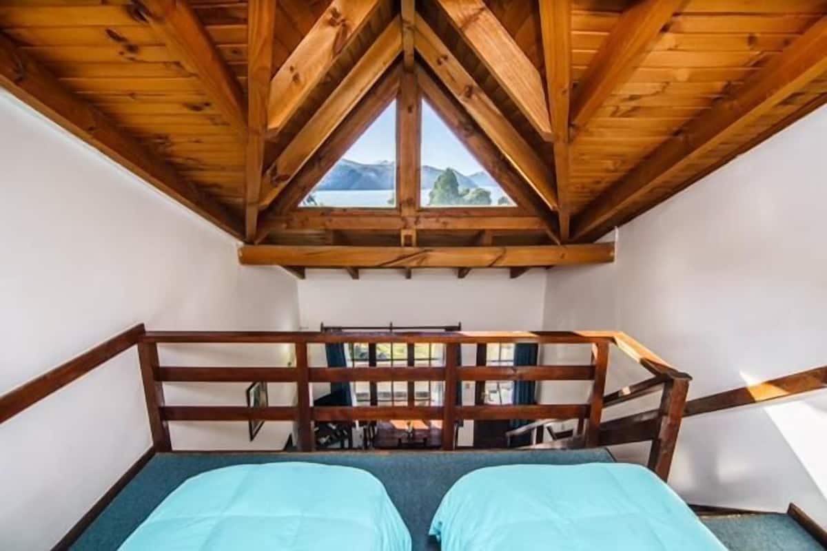 Hypo-allergenic bedding, blackout drapes, free WiFi, bed sheets