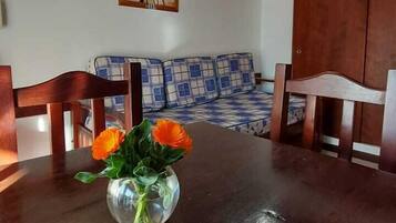 Chambre Double, vue jardin | Cuisine privée | Cafetière/bouilloire, mini réfrigérateur, micro-ondes, plaque de cuisson