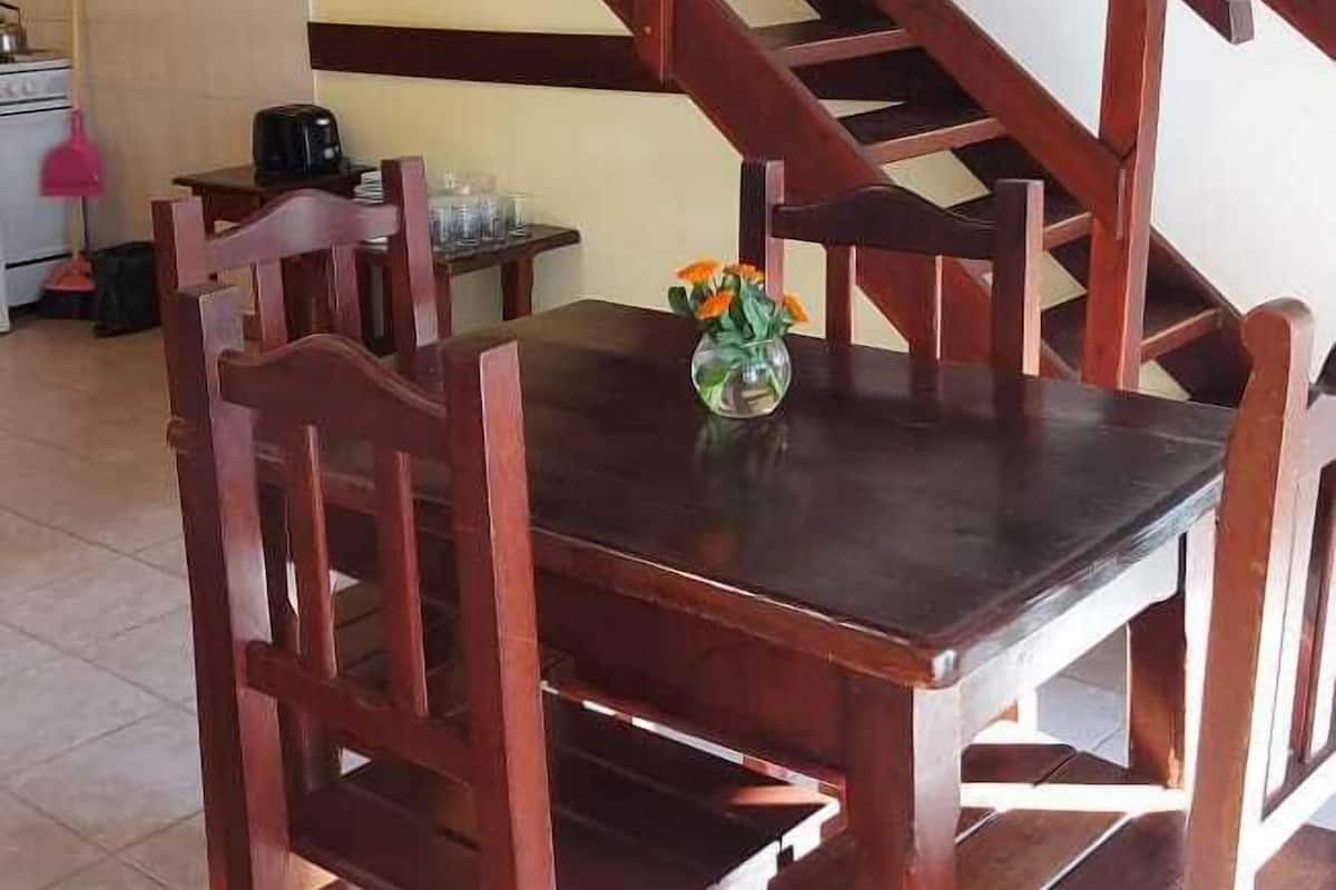 Eenvoudige studio, uitzicht op tuin | Privékeuken | Een minikoelkast, een microgolfoven, een kookplaat