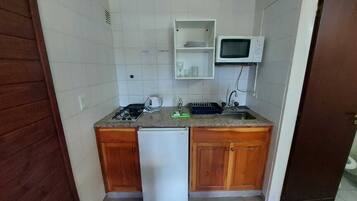 Appartement Familial, 2 chambres, vue lac | Cuisine privée | Cafetière/bouilloire, mini réfrigérateur, micro-ondes, plaque de cuisson