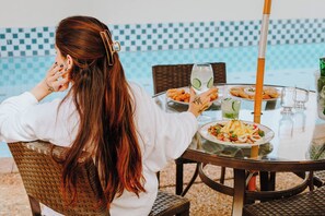 Outdoor pool, pool loungers - Royal Golden Savassi Hotel (Belo Horizonte)