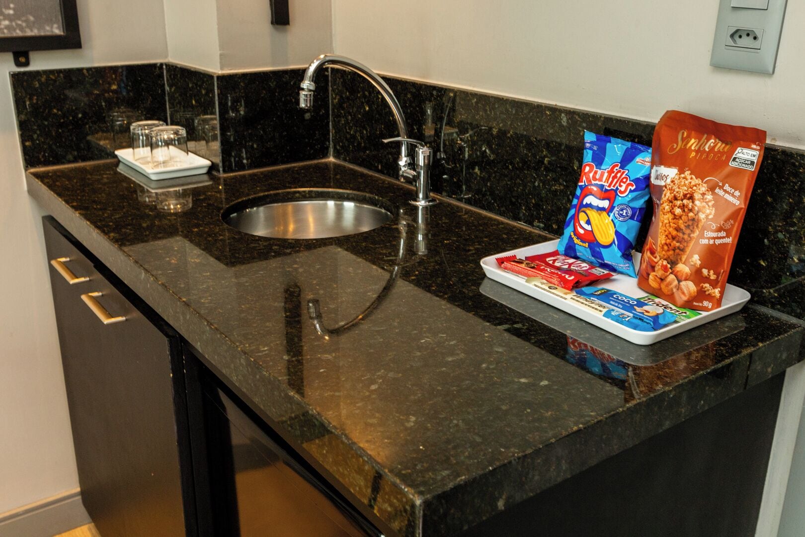 deluxe room | 1 bedroom, minibar, in-room safe, desk