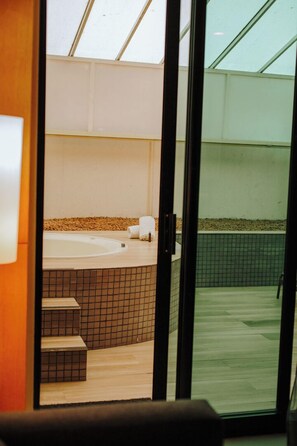 Habitación superior, tina | Tina de hidromasaje privada