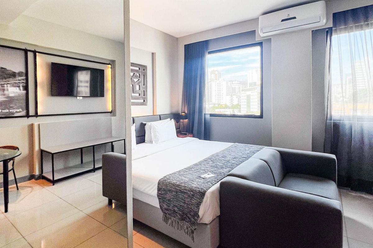 Minibar, coffres-forts dans les chambres, bureau
