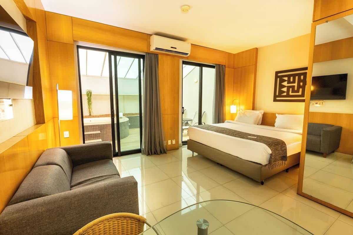 Deluxe Room, Bathtub | Minibar, in-room safe, desk, laptop workspace