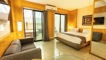 Habitación Deluxe, tina | Minibar, caja de seguridad en la habitación y escritorio